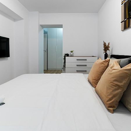 Sandra - Park-View Apt With Balcony & Parking Bukares Bagian luar foto