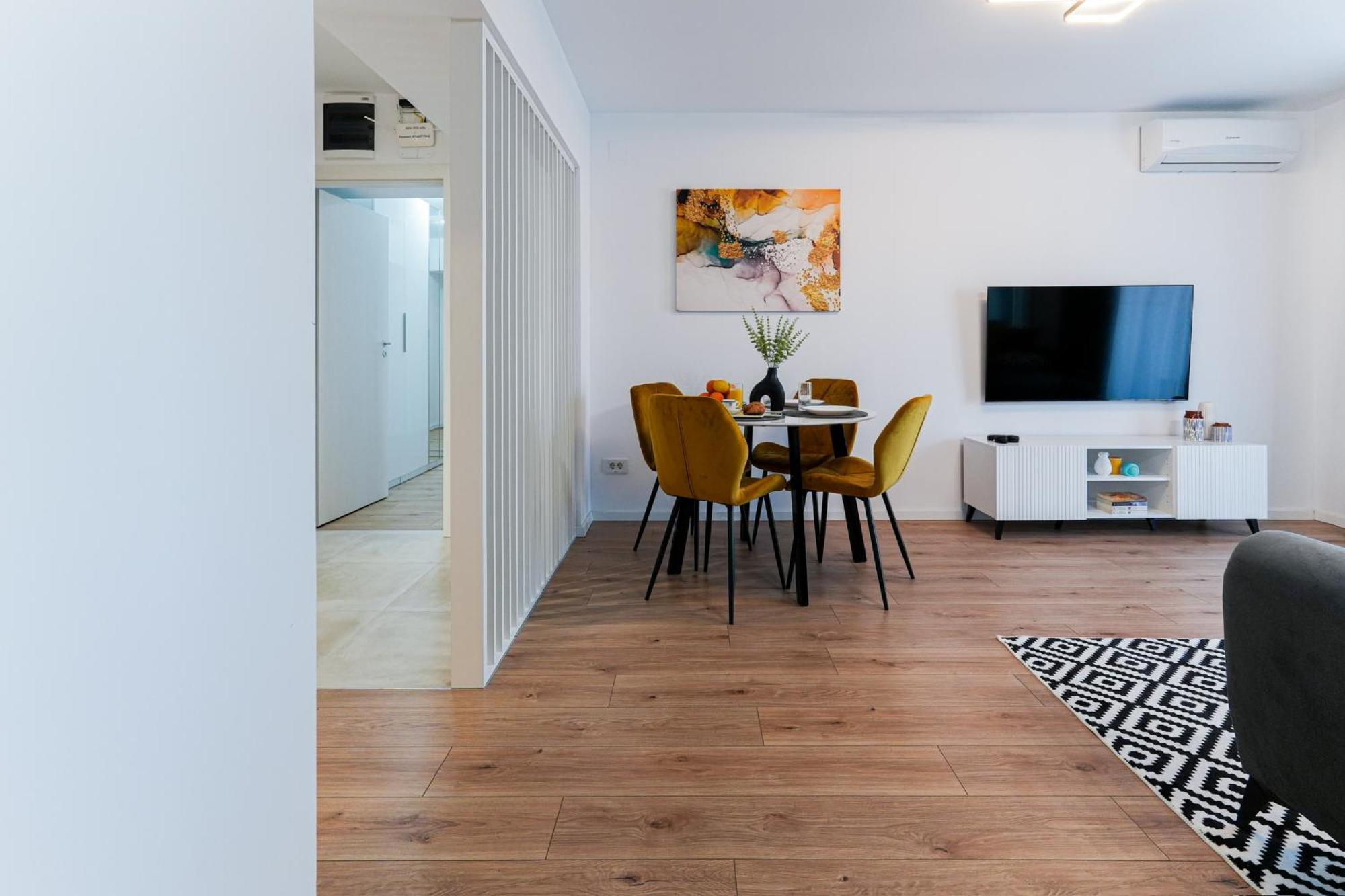 Sandra - Park-View Apt With Balcony & Parking Bukares Bagian luar foto