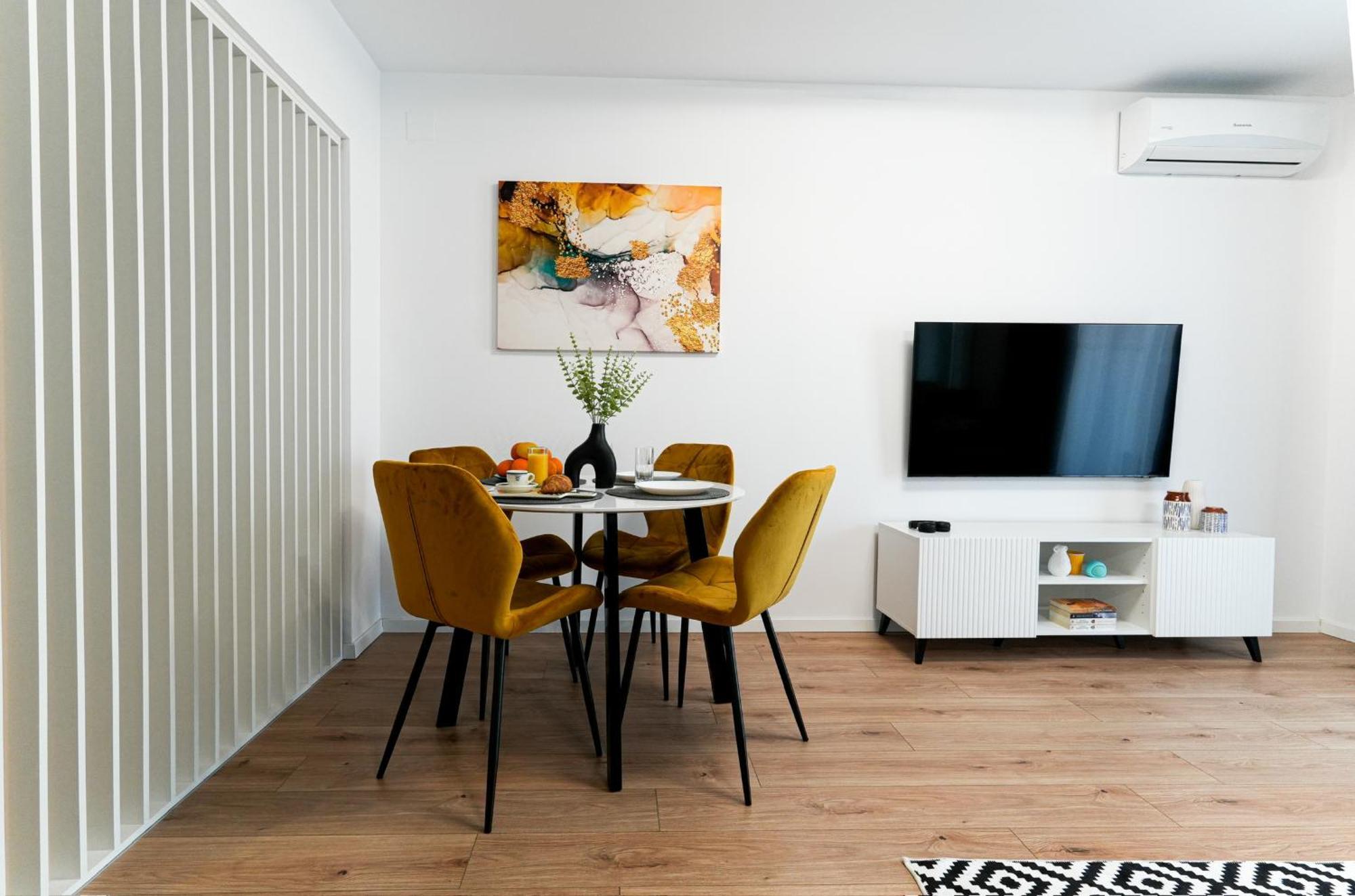 Sandra - Park-View Apt With Balcony & Parking Bukares Bagian luar foto