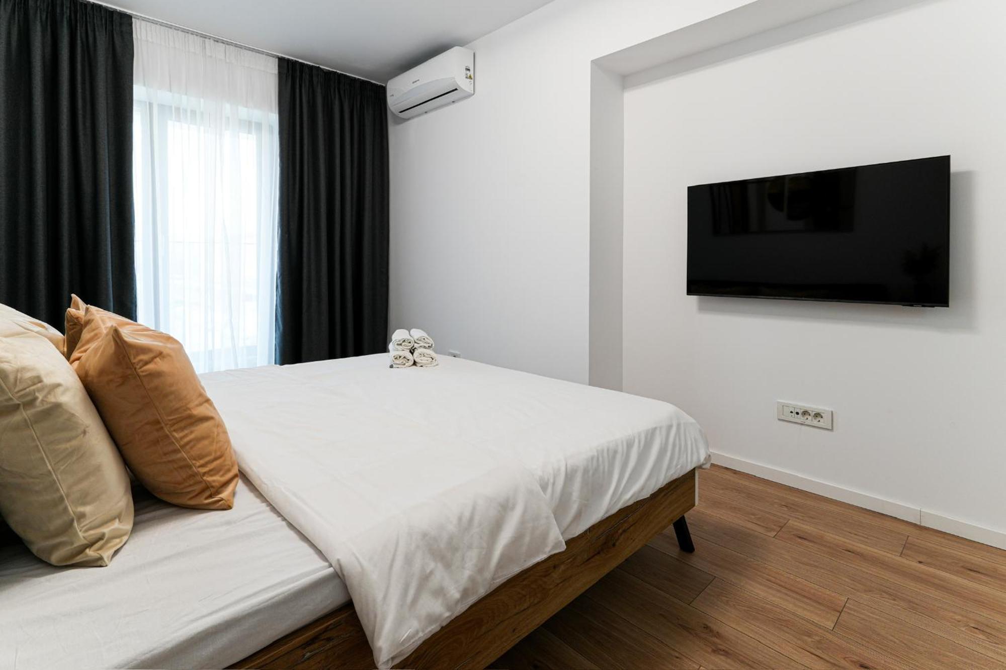 Sandra - Park-View Apt With Balcony & Parking Bukares Bagian luar foto