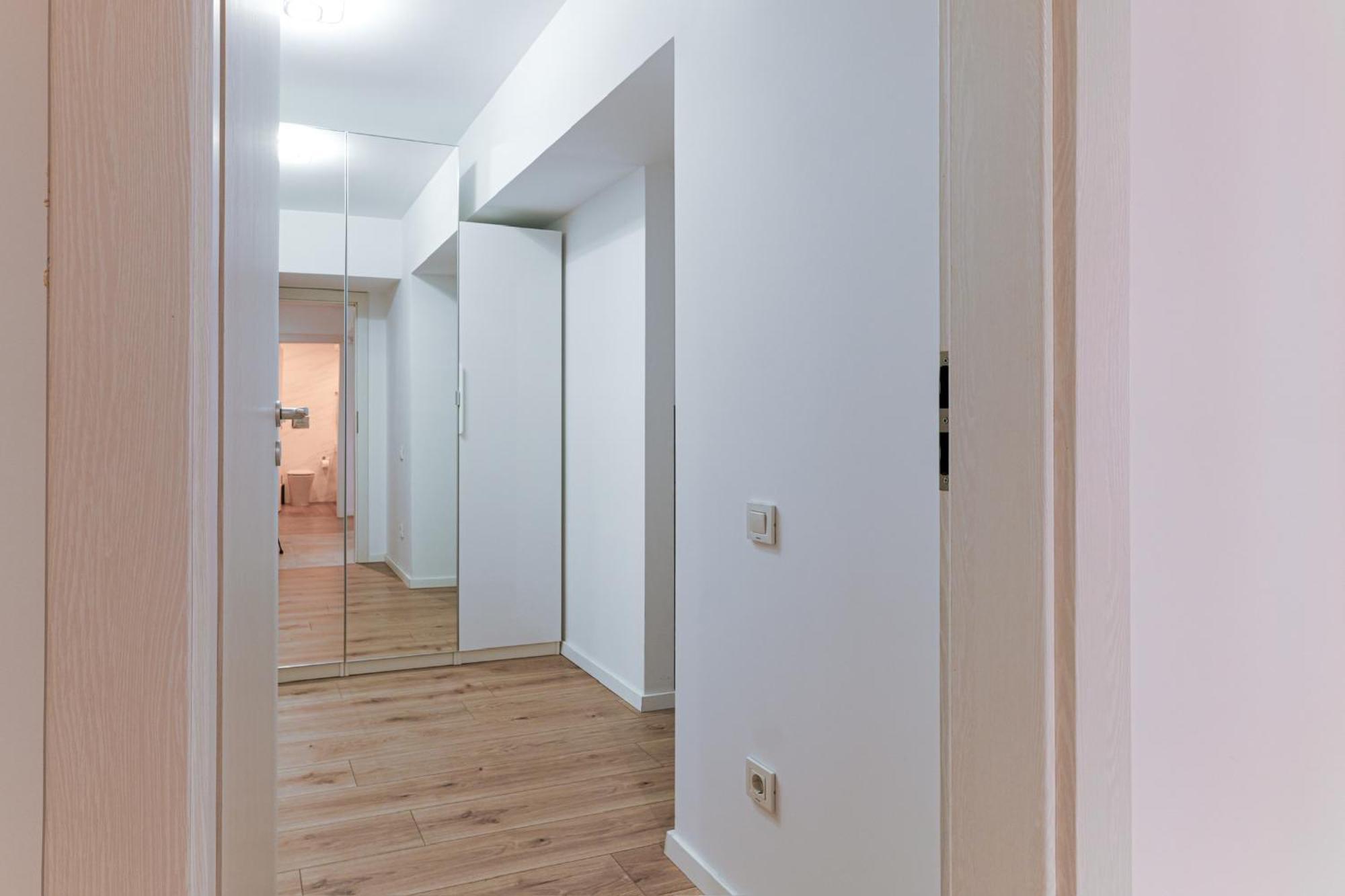Sandra - Park-View Apt With Balcony & Parking Bukares Bagian luar foto